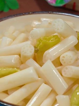 夏天天热吃饭没胃口,那就来点这个酸辣泡藕带,酸酸辣辣,可以多吃两碗米饭#家常美食#酸辣藕带藕尖 @DOU+好生意 @DOU+小助手 @DOU+上热门