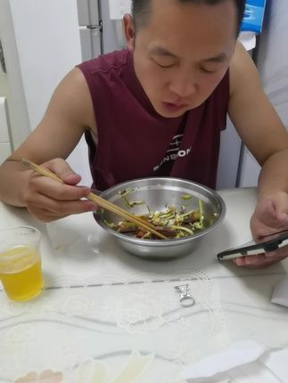 把肉类的焯完水,冲洗干净,加入适量的水,把卤料包放入,加入盐,生抽,老抽,其他的什么都不用放