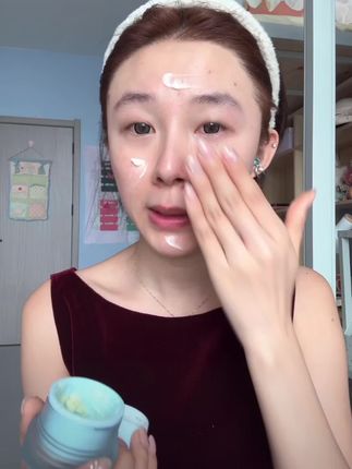 底妆这块就没人能卷过luckplus!新升级凉感#贴贴霜 添加清凉因子,冰冰凉凉超级清爽!非常适合夏天上妆容易卡粉斑驳的姐妹#底妆 #保湿 #妆前 #无限回购的宝藏单品