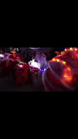 中国社火看甘肃,甘肃社火看定西。
从小对舞狮子有执念。
追着跑两个地方就为了看狮子#地方习俗 #民间艺术传承 #传统狮