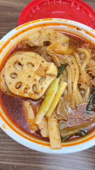 刘文祥😋
#刘文祥 又来吃刘文祥啦!安利:中辣+三勺醋+两勺麻油+多放麻酱(我不爱吃蒜,就没加),记得备注少放辣油,不然会太油。
笋、银耳、藕片、包菜、爆浆豆腐、脆骨丸一定要试一下,吸满汤汁,又甜又脆(≧▽≦)#麻辣烫