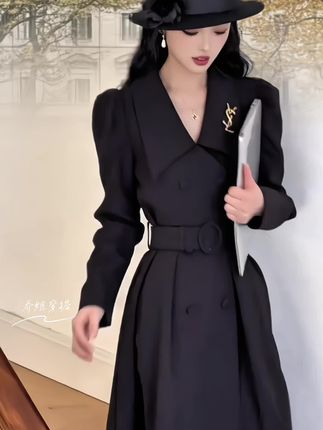 还在找好看又舒适的连衣裙吗?快来看看我们家这条新款吧! 它的面料柔软顺滑,穿起来很舒服,而且整体设计简约大方,无论你是日常出行还是参加重要场合,都能轻松驾驭。同时它还特别显瘦,能完美勾勒出你的身材曲线,展现你的优雅气质。喜欢的朋友赶快点击下方链接购买吧! #连衣裙 #创作灵感 #精致感拉满的复古港风职场穿搭 #如果上班都穿流光高智风#早秋贵气感穿搭 @巨量千川 @DOU+小助手 @DOU+上热门