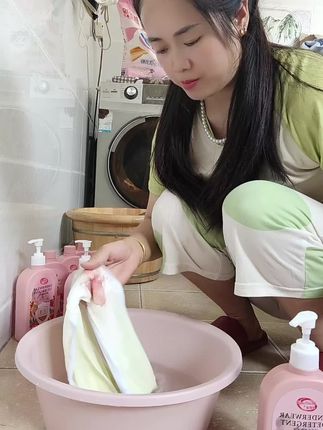 哈哈,就因为我这个月推迟了几天没有来,我老公以为我又怀孕了,还好昨晚来了,心里就踏实了。身上不小心又弄脏了,幸好家里随时都没有内衣裤专用洗衣,它真的超级好好用。它是纯植物提取,按压式的,干净又卫生。不管什么红的,黄的,都可以洗的非常干净。而且味道也很好好闻,香香的。尤其是咱们女孩子,生个娃的妈妈们一定要用专用的内衣裤洗夜洗。没用过的姐妹们也一定要试一试哦!趁现在价格划算,咱们能囤起来就赶紧囤起来吧!拍一次够用一整年了,全家大人小孩都可以用。