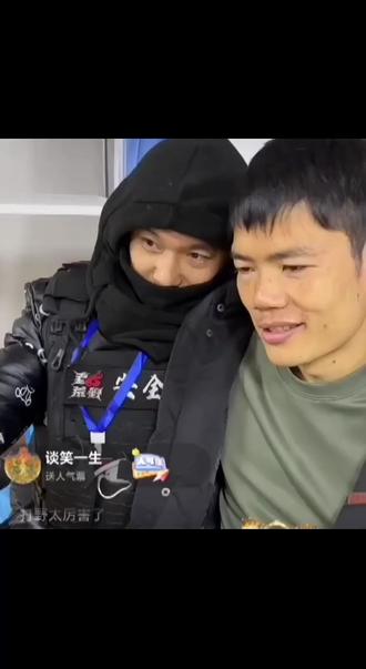 建哥体检,决赛18天瘦了10斤,山上大家心心念念的八棵山药还没挖完,还有更多的山药,最主要昨天下午还无意发现了一条可以通上悬崖顶上的小道,证明灰熊裁判长说的路是真的存在,可惜比赛提前结束,看不到顶峰画面了#王者归来风云再起 #王者归来 #行走的荷尔蒙 #型男 #荒野建哥