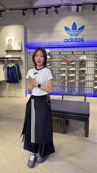 🔥阿迪达斯新中式马面裙裤|潮酷与国风的碰撞 当运动基因遇上东方美学,这条「裙裤」直接封神!
经典三条杠贯穿侧边,辨识度拉满;外层不规则裙摆+内层灯笼裤的假两件设计,走路自带飘逸感,又飒又仙。侧边系带可自由调节,轻松拿捏松弛氛围感,黑白配色永不出错,搭配短T或背心,秒变街头潮人。
无论是日常出街、探店打卡,还是音乐节蹦迪,它都能hold住全场,让你在人群中脱颖而出,成为行走的时尚ICON。#阿迪达斯 #adidas #新中式穿搭 #马面裙裤 #三叶草