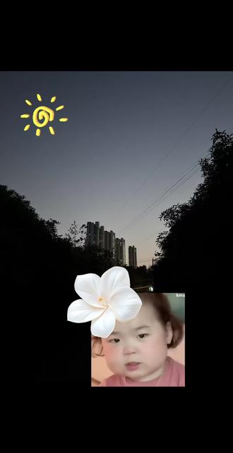 “中医眼里的喜欢和爱”中医说:
喜欢是气在动,爱是血在流,
人间至补是心上一人。
你有没有过这种体验:
遇到一个人,心跳加速、手心冒汗、说话都不利索了。
你以为这就是动了真情,
可在中医眼里,这只能算“喜欢”,
离真正的“爱”还差着一层血的距离。
中医看感情,不看海誓山盟,
只看你的气血、经络、睡眠和胃口。
因为身体从来不说谎。
喜欢:阳气被点着,来得快去得也快
《黄帝内经》里讲:
“阳气者,精则养神,柔则养筋。”
阳气的特点是往上走、往外散。
当你喜欢一个人,
体内的阳气就像被划了一根火柴,“噌”地一下着了。
于是你心跳快、脸红、出汗、语无伦次,
这是典型的“气浮于表”,阳气全跑到外面来了。
从中医的经络看,
喜欢主要调动的是“心包”和“三焦”。
心包是心的护卫,主管喜乐情绪;
三焦是全身气道的总通道。
阳气一激,三焦的气机迅速升动,
心包的火往上飘,
你就觉得愉悦、兴奋、上头。
但问题是,这种状态是
“阳亢于外,阴亏于内”,
火在外面烧,
里面却没有足够的阴血去涵养它。
所以喜欢一个人时,你总是患得患失。
对方回条消息,你高兴半天;
对方不回,你失落失眠。
中医讲“心藏神,肝藏魂”,
喜欢时心神被外界牵着走,魂不守舍,
肝气也跟着郁结,胆经最容易堵,
表现就是反复琢磨、犹豫不决。
时间一长,肝气不舒会“木克土”,影响脾胃,
于是你没胃口、爱叹气、夜里翻来覆去。
说白了,喜欢是一种“阳气外越”。
它像夏天的烟火,好看,但留不住。
上头容易,下头也快。
爱:阴血内守,让心肾相交
爱就不一样了。
中医有句话叫“血为气之母”。
气可以一瞬间点着,
血却需要一天一天慢慢养。
当喜欢慢慢变成爱,
阳气就不再往外乱跑,
而是开始向内收敛,去温暖你的血液。
血液滋养五脏,最后沉到肾里,变成精,
这是人体最宝贵的东西。
这里有一个关键概念:心肾相交。
正常情况下,
心火要下行去暖肾水,
肾水要上行去润心火,
这叫“水火既济”。
真爱一个人,恰恰能促成这个状态。
你不再浮躁冲动,
而是愿意为对方沉下来,
把外放的锋芒收回来,
变成日复一日的温暖和担当。
男的真爱上一个人,是“以阳温阴”,
用他的沉稳去护着她。
女的真爱上一个人,是“以阴载阳”,
用她的包容托住他的力量。
从经络上看,
爱会让任脉和督脉都通畅起来。
任脉主阴,管包容和柔顺,
通了你就不