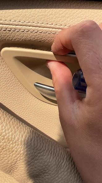 纯干货 宝马5系 拉手盖板 拆装教程 有需要老铁 给我留一个免费 的 关注 #一般人不告诉他