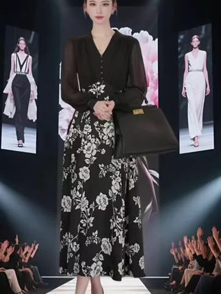 SUSSI古色丨“牡丹心吻”法式赫本风复古V领花卉收腰大摆连衣裙女#时尚气质穿搭 #时尚潮流穿搭 #美不美你说了算 #时尚休闲穿搭