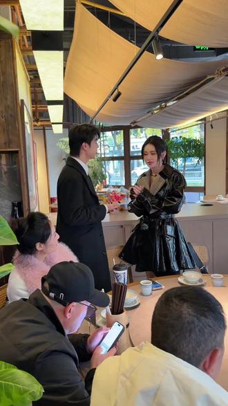 我36岁了,@纳迪尔 才21岁,他从外地来请我公司十几位同事吃饭,他那么温暖!我没理由拒绝他,而我又必须拒绝,他太年轻了,他会有更好的前程。@盈公主塑身提臀收腹裤❤️晚上八点直播 @盈公主的妹妹小鱼加厚裤子L橱窗去拍 #盈公主 #收腹裤女王盈公主#塑身女王盈公主