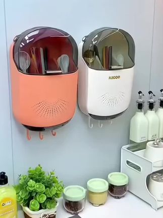 #创作灵感 我觉得每家都应该有这样一个筷子收纳盒,以前我们家筷子都是这样放,这样放容易发霉,这样放也不卫生。#筷子筒 #筷子筒壁挂式 #厨房好物 #好物推荐@DOU+小助手 @DOU+好生意