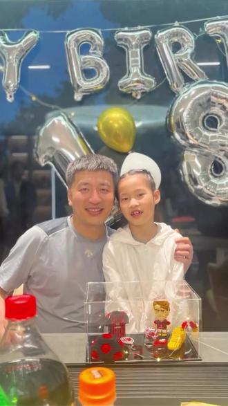 关注了两年的抖音软件平台账号的网名叫:"张雪峰老师"的41岁因长期工作,熬夜加班,身体过于劳累,导致最后睡眠不好,得了心源性猝死的男人张雪峰 (原来他本人的真实名字叫:"张子彪") 老师大网红走了,他不会再累了,也不会再有身体上的病症疼痛了,然后,6天前,已经过去7天了,相当于过去了一个星期了的时间的那一天,阳历时间是:"2026年5月19日(号)星期二"。农历时间是:"四月初三日"。也是四月初三癸巳日,更也是峰学蔚来创始人张雪峰老师的42岁冥寿生日快乐庆祝纪念日的日子了"。接着继续,我想把张雪峰 (原来他本人的真实名字叫:"张子彪") 老师的女儿张姩菡写给他爸爸的,说的,并且,也是写的九句话分享出来,送给你们大家所有人看看,开始了:"1."爸爸,生日快乐🍰 爸爸,生日快乐,打了很多字,打了又删"。2."爸爸,我最近喜欢看漫画,妈妈说,会带我去签售会的,我很期待"。3."我最近开始研究自己画漫画,觉得很有意思"。4."我最近考试成绩都在90分以上,没有落下,但有些没上的课,还没来得及补等等 (写不完,省略一下……) "。最后,愿我关注了两年的抖音软件平台账号的网名叫:"张雪峰老师"的41岁因长期工作,熬夜加班,身体过于劳累,导致最后睡眠不好,得了心源性猝死的男人张雪峰 (原来他本人的真实名字叫:"张子彪") 大网红他能一路走好,一切安好,愿他在天堂的那一边不会再累了,也不会再有身体上的病症疼痛了,开心的过好每一天哦,愿他的家人能好好活着,好好生活,愿他的一家人往后身体健康,万事如意,平平安安,平安喜乐!财源滚滚,八方来财,无病无灾,无伤无痛,天天尽量开心快乐的过好每一天哦。另外,上面祝福他们一家人好的祝福语也相当于好的祝福了你们大家所有人哦,最后,如果你们大家所有人喜欢作者本人我发的这一条关于分享各大网络软件平台账号与病魔抗争抗癌的大小网红博主离世去世,感到遗憾和不舍,非常痛心失望之峰学蔚来创始人张雪峰老师的41岁因长期工作,熬夜加班,身体过于劳累,导致最后睡眠不好,得了心源性猝死的男人张雪峰 (原来他本人的真实名字叫:"张子彪") 老师大网红走了的作品视频系列的话,别忘了点一个赞哦,感谢大家,谢谢大家了。#粉丝一千万 #2026年好运在身边 #四月廿九己亥日 #峰学蔚来创始人张雪峰老师因心源性猝死而离世 #峰学蔚来创始人张雪峰老师的42岁冥寿生日快乐庆祝纪念日