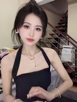 挂脖带钻背心,性感迷人款😎#光合计划 #混过社会卖过萌 #今日穿搭一套很美哦
