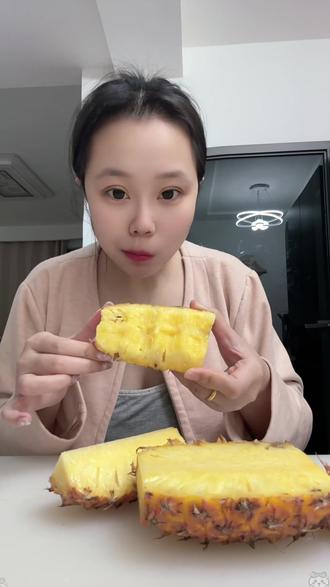 凤梨纯甜的,你们都怎么吃凤梨?我是直接啃,又方便又过瘾哈哈哈,尤其是凤梨中间芯我超爱吃,有和我一样的吗#凤梨 #吃水果 #凤梨的正确削皮法 #凤梨和菠萝的区别