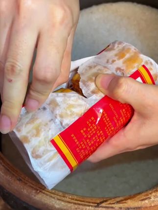 广式老五仁叉烧月饼太好吃了!70后80后儿时的味道,一口下去满满的回忆#好吃到爆 #传统糕点 #老五仁月饼#怀旧零食 #纸筒月饼