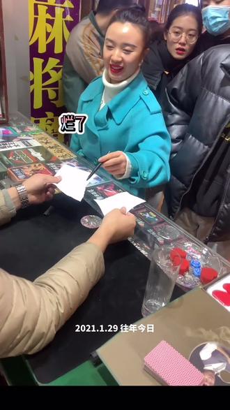 这个魔术把美女整尴尬了😅#魔术 #魔术表演 #红红火火过春节