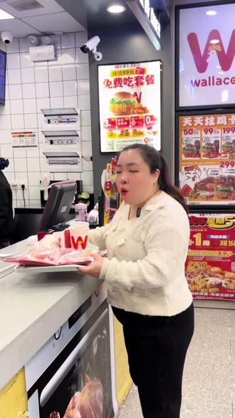 华莱士小猪佩奇联名喇叭,还可以录音哦,快来送给你家小朋友吧!#华莱士小猪佩奇联名#华莱士五福佩奇好运上车#五福佩奇送来新年好#佩奇喇叭一响好运马上开场 #抖音里的年味追不过来了