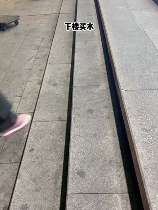 下楼买水 碰到个小姐姐穿的棉鞋很好看#大嘴猴品牌 #大嘴猴棉鞋 #冬季棉鞋女 #防滑耐磨透气防水 #棉鞋推荐