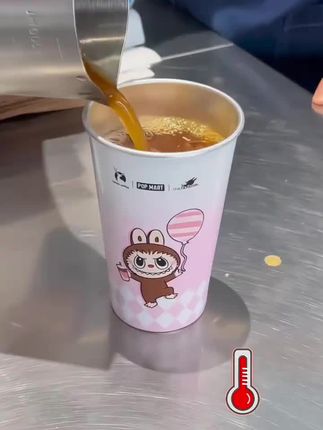 终于拿到这个遇冷就变色的联名杯了,好幸运#爱了爱了 #显眼杯 #我和夏天一样热烈 #仙女都在喝什么 #巨巨巨划算