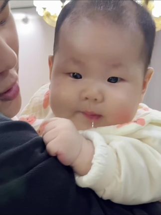 人类幼崽可爱暴击!#人类幼崽迷惑行为大赏 #幸福的味道#被小宝宝这表情拿捏了#汤米妈妈床围栏