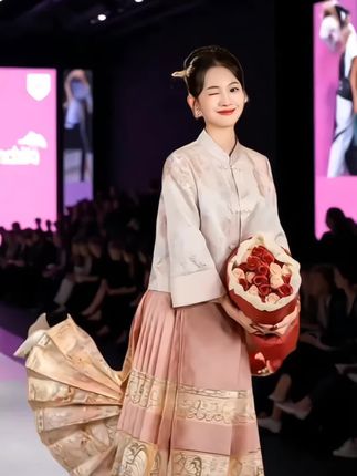 【中式订婚宴C位战袍 | 香槟粉蝴蝶纹秀禾】 想在订婚宴上美得古典又出圈?这套香槟粉蝴蝶纹秀禾绝对是你的心头好! 上衣采用精致的提花工艺,浅香槟底色搭配细腻花纹,立领设计端庄大气,七分袖长度刚好露出纤细手腕,中式盘扣点缀其间,每一处细节都透着典雅贵气。 马面裙是视觉焦点!渐变粉调温柔又显白,裙身满布精致的蝴蝶纹样,仿佛把春日蝶群穿在了身上,裙摆的百褶设计行走间摇曳生姿,自带仪式感。 无论是订婚宴的正式场合,还是中式主题的重要活动,穿上它你就是古典美人本美,手持花束,往那一站,满满的东方韵味扑面而来,让所有目光都为你停留~#我要当同城红人 热门#创作者中心 #创作灵感上热门 #穿搭技巧 #无限回购的宝藏单品