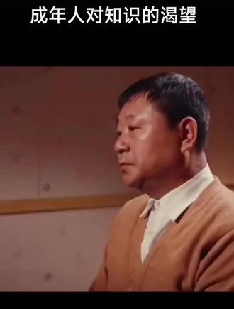 盼望着,盼望着,东风来了,春天的脚步近了。
一切都像刚睡醒的样子,欣欣然张开了眼。山朗润起来了,水涨起来了,太阳的脸红起来了。
小草偷偷地从土地里钻出来,嫩嫩的,绿绿的。园子里,田野里,瞧去,一大片一大片满是的。坐着,躺着,打两个滚,踢几脚球,赛几趟跑,捉几回迷藏。风轻俏俏的,草软绵绵的。
桃树,杏树,梨树,你不让我,我不让你,都开满了花赶趟儿。红的像火,粉的像霞,白的像雪。花里带着甜味;闭了眼,树上仿佛已经满是桃儿,杏儿,梨儿。花下成千成百的蜜蜂嗡嗡的闹着,大小的蝴蝶飞来飞去。野花遍地是:杂样儿,有名字的,没名字的,散在草丛里像眼睛像星星,还眨呀眨。
“吹面不寒杨柳风”,不错的,像母亲的手抚摸着你,风里带着些新翻的泥土的气息,混着青草味儿,还有各种花的香,都在微微润湿的空气里酝酿。鸟儿将巢安在繁花嫩叶当中,高兴起来,呼朋引伴的卖弄清脆的歌喉,唱出婉转的曲子,跟清风流水应和着。牛背上牧童的短笛,这时候也成天嘹亮的响着。
雨是最寻常的,一下就是三两天。可别恼。看,像牛牦,像花针,像细丝,密密的斜织着,人家屋顶上全笼着一层薄烟。树叶却绿得发亮,小草也青得逼你的眼。傍晚时候,上灯了,一点点黄晕的光,烘托出一片安静而和平的夜。在乡下,小路上,石桥边,有撑着伞慢慢走着的人,地里还有工作的农民,披着蓑戴着笠。他们的房屋稀稀疏疏的,在雨里静默着。
天上的风筝渐渐多了,地上的孩子也多了。城里乡下,家家户户,老老小小,也赶趟似的,一个个都出来了。舒活舒活筋骨,抖擞抖擞精神,各做各的一份事儿去。“一年之计在于春”,刚起头儿,有的是功夫,有的是希望。
春天像刚落地的娃娃,从头到脚都是新的,它生长着。
春天像小姑娘,花枝招展的笑着走着。
春天像健壮的青年,有铁一般的胳膊和腰脚,领着我们前去。