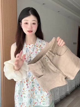 设计感低腰双扣丰胯牛仔短裤女2025秋季新款百搭浅卡其显瘦热裤#爆款热卖中#秋季新款#百搭显瘦#ootd穿搭 #时尚穿搭