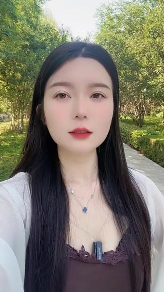 #自媒体口播视频 #创作者中心 #创作灵感 发视频没人看很正常,没人点赞很正常,没有流量更正常。谁不是一边自我怀疑,一边坚持继续拍?我也羡慕别人一条视频就能爆,也怀疑自己不适合做自媒体。但我总告诉自己,再坚持一条,给成长多一点时间。如果你也和我一样,没团队没人带,只是普通新人,咱们互相打气,熬过无人问津,自有光芒万丈。#真实生活分享计划 @DOU+小助手