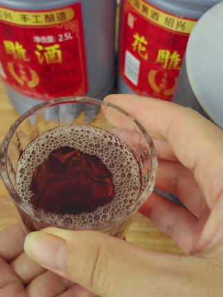 绍兴十年陈花雕酒:厨用与自饮的醇香之选 精选优质糯米,遵循绍兴传统工艺,历经十年陈酿,成就这款一级半干型老黄酒。5斤大容量包装,满足家庭厨房长期使用需求。 作为厨用料酒,它能深度激发食材本味,无论是红烧肉类的醇厚、清蒸海鲜的鲜灵,还是炖煮汤羹的绵长,加一勺便能去腥增香,让家常滋味瞬间升级。 闲暇时自饮也别有风味,入口温润绵柔,酒香浓郁不刺鼻,余味带着淡淡米香。无论是烹饪调味还是小酌怡情,这款绍兴十年陈花雕酒,都是地道又实用的品质之选。#强烈推荐 #调味品 #花雕酒 #绍兴黄酒 #黄酒