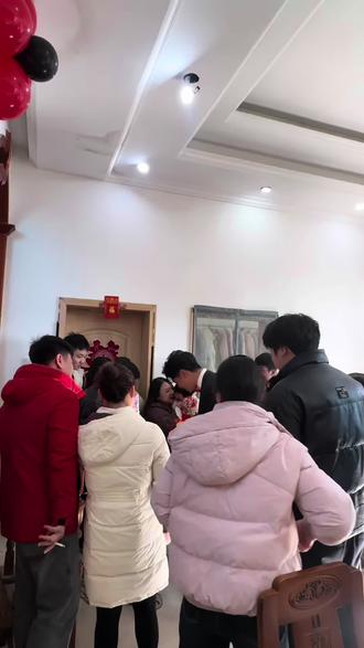 堵门不堵心,红包来敲门!新郎想进门#婚礼现场 #接亲花絮 #接亲趣事 #备婚日记 #堵门红包
