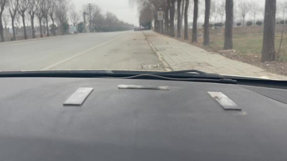 靠边停车口诀:右灯三秒看右镜,减速慢行找标线。雨刮结点对边线,三十公分稳停车!
2. 记牢这几句,靠边停车不丢分!打灯、观察、靠边线,回正、拉手刹、挂空挡,一步都别落!
3. 科三停车有妙招,口诀一背就开窍:灯亮三秒再动方向,距离边线三十刚好!#科三#靠边停车 #鱼台考场 #考驾照