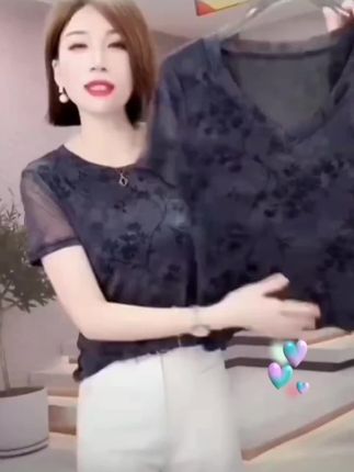 时髦网纱短袖上衣V领花色网纱打底衫外穿洋气网纱上衣小衫夏季潮t#夏季新款 #网纱短袖服饰 #网纱短袖上衣 #洋气网纱小衫 #面料柔软舒适@DOU+上热门
