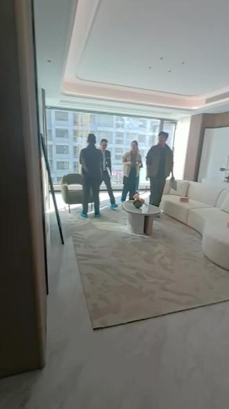 #汉风九里,高端洋房社区,销售面积139-300平方,七证齐全,2026年底房,团购,团购,找我更优惠,不收中介费咨询热线118937055792
坐船带客户看房
看样板间