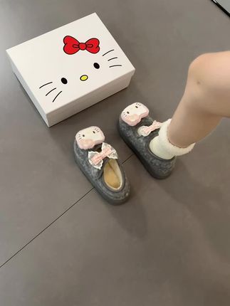 格雷灰配粉kt鞋花也好好看哦😻 #女鞋穿搭 #脚宽脚胖都可以 #鞋子控 #显脚小的鞋#韩系穿搭