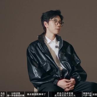 《Barbes中文版》特别专题人物:@陈鸿宇 十步一啄,飞鸟返归
采访时,他经常停下来思考几秒,像在为每一句话寻找准确的位置。他笑着说:“它飞去了哪,我也不知道,它就那么自由地飞走了,然后现在,它飞回来了。”十年不是回顾清单,而是一种仍在发生的过程。这段对话,更像一次行走中的短暂停留。
关于十年,他更多是在说下一步要往哪里走。#Barbes中文版 #陈鸿宇 #陈鸿宇2026巡演 #陈鸿宇藏了十年的秘密 #BarbesArt
出演: 陈鸿宇
执行主编:NANA
创意&造型:XINYI
宣传总监:Harley
妆发:Benny
采访&撰稿:徐小喵
美术:Duoli
导演&后期:Diiii
摄像:三毛&徐呈
造型助理:NI&ANNIE
妆发助理:阮若希
出品人:SUNXIA
联合出品人:Joe-e