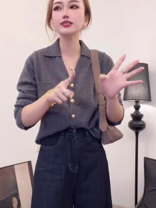 2025秋季新款韩系宽松慵懒风V领字母徽章刺绣长袖短款针织开衫女#针织衫 #针织衫穿搭 #针织衫毛衣 #针织衫开衫 #无限回购的宝藏单品