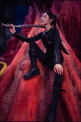 阿罗,后会有期🥹! 谢谢你让聂九罗这个有血有肉、有笑有泪的女孩,真切地走到了大家面前,希望平行世界里的阿罗健康平安、幸福快乐!也愿我们都能在各自的人生里,勇敢无畏,纯粹自在。热巴,永远期待下一个由你诠释的角色~🥳@Dear-迪丽热巴 #迪丽热巴 #迪丽热巴聂九罗 #枭起青壤 #好剧推荐 #好剧分享