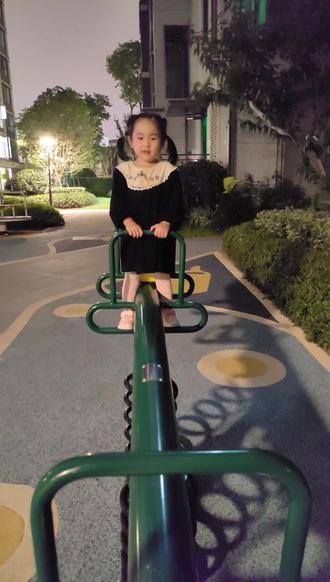 小时候真好玩#你的孩子也是这样玩吗😂😂 #跷跷板真好玩