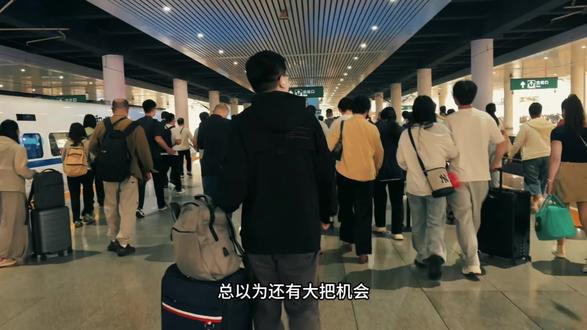 山西煤矿的事故告诉我们
人这一生、其实见不了几次面,吵不了几次架
更来不及真正恨谁,我们总以为来日方长,
殊不知 一转身就是天涯,总以为还有大把机会
殊不知 再见可能就是下辈子,
别把时间浪费在计较上 别让心情消耗在纠结里
能体谅的就别争吵 能原谅的就别冷战
能好好说话就别阴阳怪气 余生很贵
经不起挥霍,眼前的拥有,才是最踏实的幸福!
