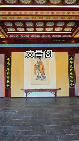 孝感市 文昌阁 始建于明万历二十九年
公元一六零一年
由孝感知县彭同魁牵头倡建
专为涵养一方山水形胜
振兴澴川大地文运而立
这座古阁自落成之日起
便与孝感的文脉紧紧相连
阁成当年
便有三位孝感学子同登进士金榜
一举打破当地文风沉寂的局面
正式开启了澴川科举的鼎盛时代
在随后的明清数百年间
孝感这片土地文风日盛
先后走出七十四位金榜进士
一代名臣熊赐履
也从这片崇文重教的土地上崛起
四百余载风雨沧桑
文昌阁历经战火纷飞与岁月更迭
数次损毁又数次重建
四毁五建的坎坷历程
从未磨灭它承载的精神根脉
属于孝感的文脉始终绵延不绝
如今的文昌阁
严格依照明清古制原貌重建
五层飞檐层层叠叠向上舒展
琉璃瓦顶在日光下熠熠生辉
檐角悬挂的紫铜风铃随风轻鸣
阁顶文笔直指云霄
重新再现了澴上文枢的千古盛景
登临这座文昌高阁
举目四望皆是孝感山河盛景
向东可尽览新城繁华烟火
向西可环抱老澴河碧水悠悠
向南可遥接黄鹤名楼浩荡气韵
向北可倚靠双峰山峦连绵秀色
一阁矗立
藏尽孝感古今万千风华
一檐承风
续写澴川千载崇文血脉
它是刻在孝感土地上的文化印记
也是藏在孝感人心中的精神归处
文昌阁
守一城烟火
传千年文脉
#文昌阁#孝感市#孝南区