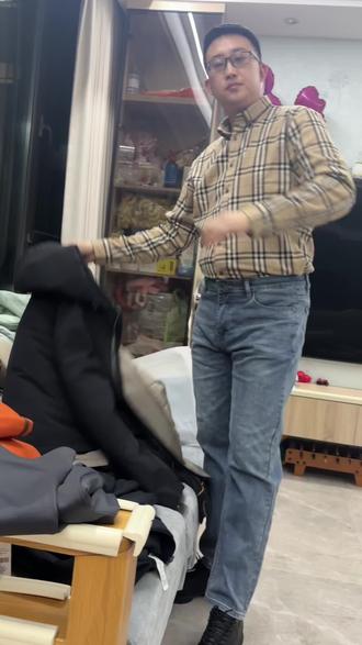 谁嘎伙他了?他穿这么鲜艳?老家到底有谁在#全村最靓的仔 #过年就要美美哒 #回老家才有的人间美味 #抖音二创激励计划 #记录真实生活