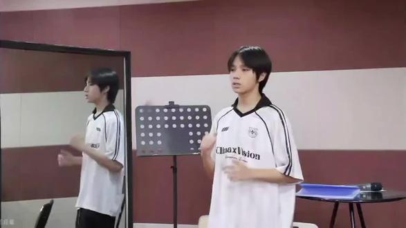 看到橹橹现在假声慢慢恢复了之后再回看这个视频,原来我又陪了宝宝90天(•̀ᴗ•́) ̑̑
人们传送勇气,而我可不可以爱你哭泣的心つ♡⊂#王橹杰 #我担秒了全世界 #养成系 #打call #流量扶持 @DOU+上热门 @抖音小助手 @抖音来客官方助推官 @DOU+小助手 @抖音能量站