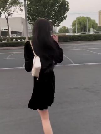 小个子黑色高级感长袖金丝绒连衣裙女秋冬季短款收腰V领a字鱼尾裙