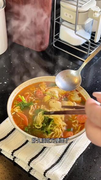 复刻方飞卧,鸡蛋一飞一卧一碗方便面,大冷天的热乎乎嗦一碗超满足#真实生活分享官 #方飞卧 #懒人美食#泡面#简单美食