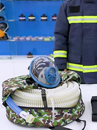 长管呼吸器使用方法的核心重要性是确保在有毒、缺氧、粉尘等高危作业环境中,使用者能持续获得清洁空气,错误操作会直接导致防护失效,引发中毒、窒息等致命风险,是高危环境作业者的“生命管线”。
其重要性主要体现在3个关键维度:
1. 保障呼吸安全:它通过长管从清洁空气源(如室外新鲜空气、压缩空气机)输送空气,正确使用(如管路无破损、接头密封)能完全隔绝作业环境中的有毒气体、粉尘,避免有害物质进入呼吸道;若操作不当(如管路弯折、空气源污染),会导致清洁空气供应中断或污染,瞬间危及生命。
2. 适配复杂作业场景:多用于受限空间(如储罐、地窖)、化工喷涂、粉尘作业等场景,正确使用能让使用者在较长距离(通常10-30米)内灵活作业,同时通过压力调节确保呼吸舒适;若不掌握使用方法,可能因管路布置不当影响作业,或因未监测气压导致供气不足。
3. 降低应急风险:高危环境中可能突发气体浓度升高、管路意外破损等情况,熟练掌握使用方法(如快速检查管路密封性、应急切断气源、更换备用管路)能让使用者及时处置险情,避免因操作慌乱延误撤离,同时保障同伴间的协同防护安全(多人共用长管呼吸器时需同步检查