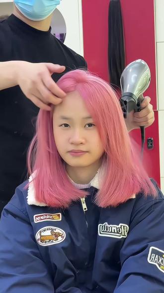 南宁染发|樱花粉也太显白了吧!黄皮闭眼冲#南宁染发 #南宁做头发 #粉发 #显白发色 #黄皮发色