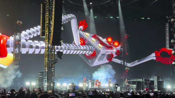 #草莓音乐节 #中山
五条人叙事般的音乐,听着还有点伤感;龚琳娜老师声音太好听了,非常有亲和力;当然还得是新裤子最令人印象深刻