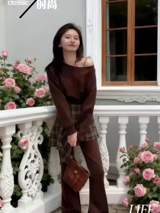 韩系三件套!秋天这么穿美哭了 谁还在为秋日穿搭费脑子?这套三件套直接闭眼入,韩系氛围感拉满💯 斜肩长袖卫衣太懂小心机了,露半肩设计显瘦又灵动,面料软乎乎的贴身穿超舒服。搭配的格子屁帘是点睛之笔,遮住胯部和小肚子,层次感瞬间出来。 高腰喇叭裤更是神队友,裤型超正,把腿修饰得又直又长,小个子也能轻松驾驭。整套上身慵懒又时髦,不管是上学、逛街还是约会都超出片,懒人姐妹直接一套搞定秋日穿搭! #秋天变时髦就从韩系穿搭开始 #秋季不露腿穿搭 #屁帘 #被秋日氛围感穿搭拿捏了 #秋季微胖穿搭测评 @抖加🔥上热门🔥dou+🔥热点宝