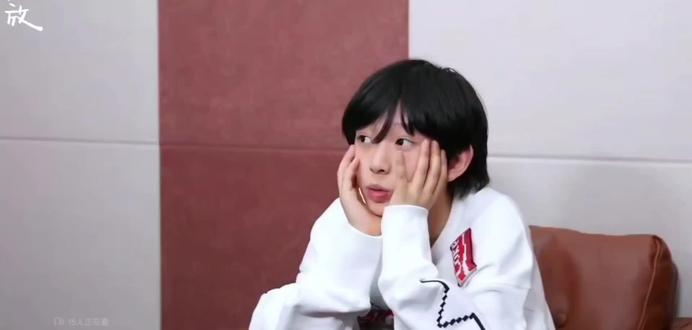 养成系,我好像真的懂你了。我的乖宝宝从那么小,到如今的独当一面,在舞台上游刃有余,从无人问津到如今的拥有很多很多喜欢他的人。我宝宝用自己百分之百的爱,爱着喜欢他的所有人。陈浚铭是天使,是最最最真诚的小乖。陈浚铭,真的希望你被所有人看到,被所有人喜欢,被所有人呵护。没错,我就是这样自私,我就希望全世界围着陈浚铭转。因为,他真的真的值得!相信我,喜欢上他,真的超级幸福!不信!你去了解他。抛开所有,重新认识陈浚铭,你会发现他很多很多奇思妙想的一面,调皮可爱的一面,酷拽帅气的一面,真诚乐观的一面,坚强执着的一面,野心的一面。如果,陈浚铭是一本书,那这本书值得大家仔细阅读,细细品味。陈浚铭,你是最美好的存在。#陈浚铭#养成系