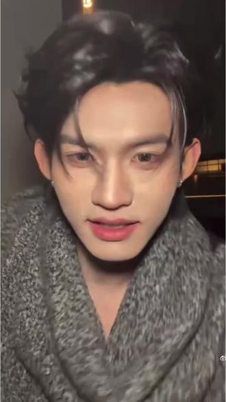 那么多的刷屏,只有一条写的是想普普了就摸摸耳朵,他的眼睛自带关键字锁定!前摇了一分钟,非常刻意的摸了摸耳朵