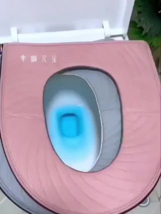 很多人不知道在马桶贴这种保暖泡沫垫子,它是防水材质,柔软美观大方,可水洗、易清洁,一年四季都可以用。#马桶垫#防水马桶垫#卫生间好物 #实用 #好物推荐 @DOU+小助手